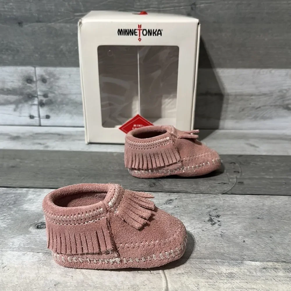 Minnetonka Mini-Tonka Style Pink Suede Moccasins‎ Size 1 (3-6m)